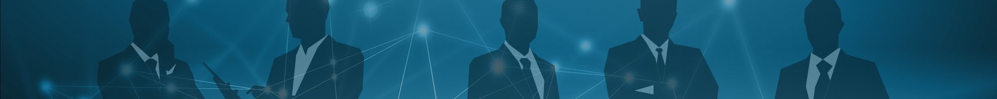 Silhouetten von fünf Männern in Anzügen vor einer Weltkarte mit vernetzten Punkten und Linien.